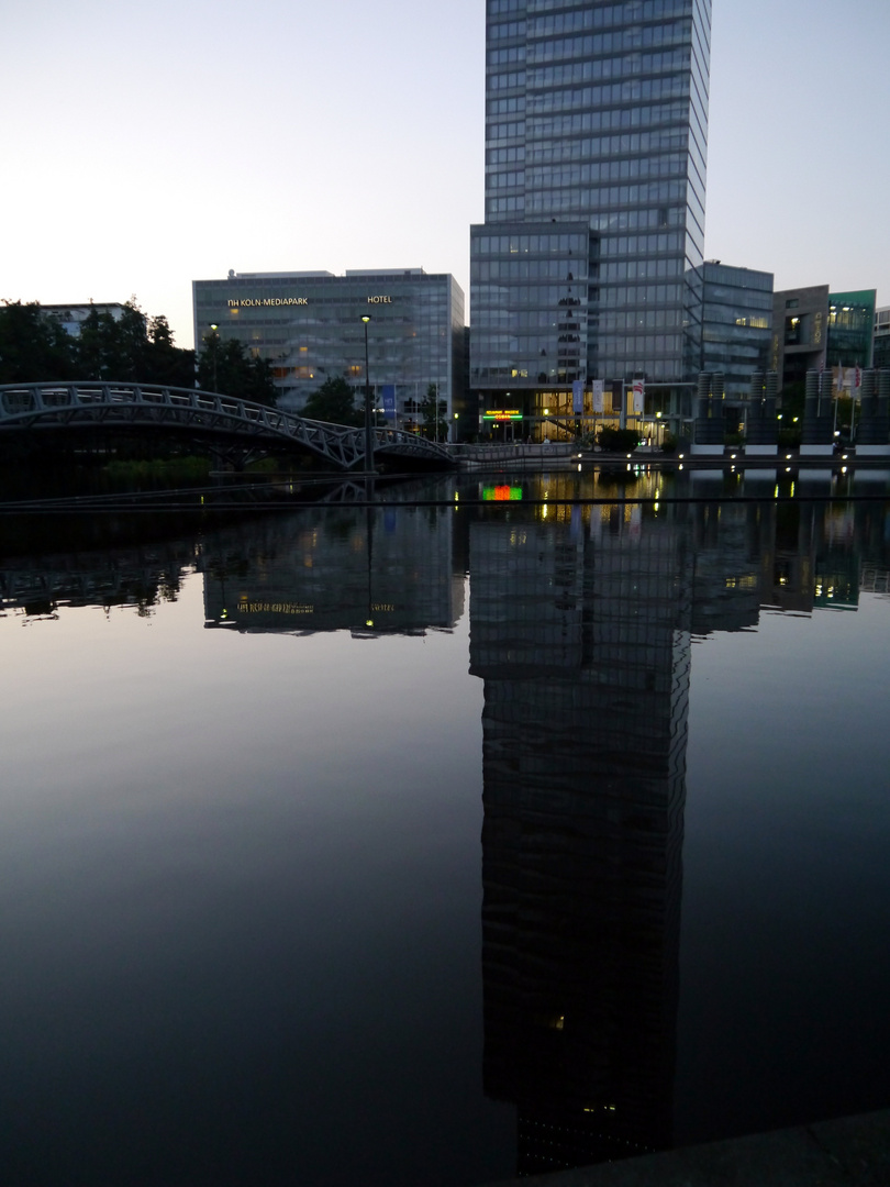 Mediapark in der Abenddämmerung 2