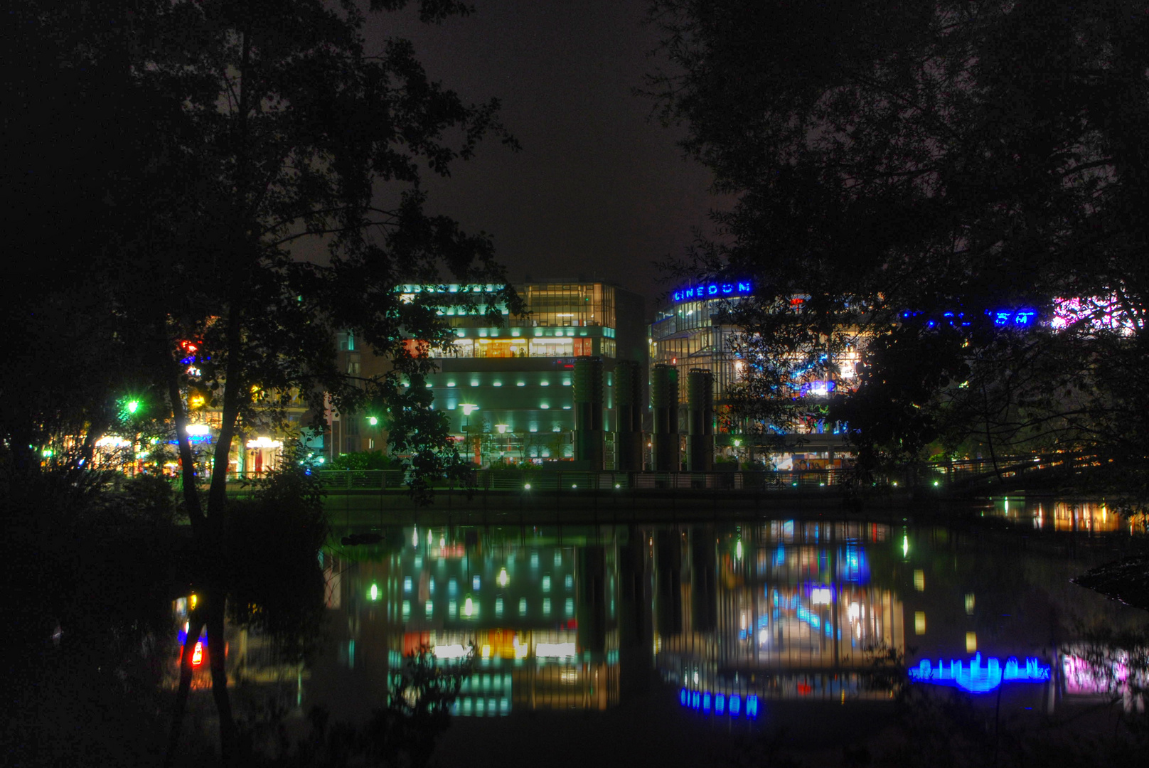Mediapark Köln bei Nacht, Aussicht vom Wohnviertel