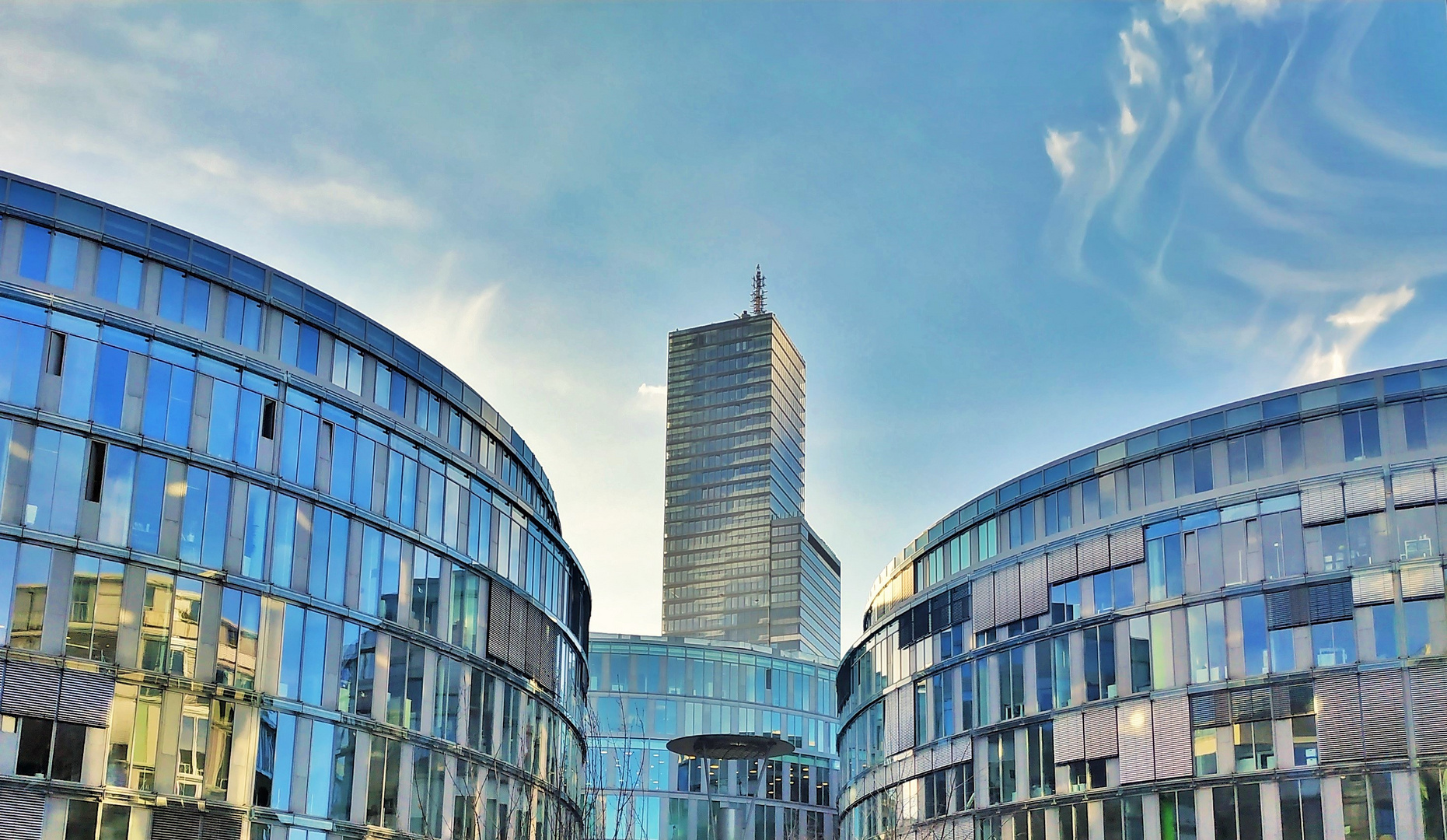 Mediapark Koln Hochschule Fresenius Kolnturm Foto Bild Blau Fenster Gelb Bilder Auf Fotocommunity