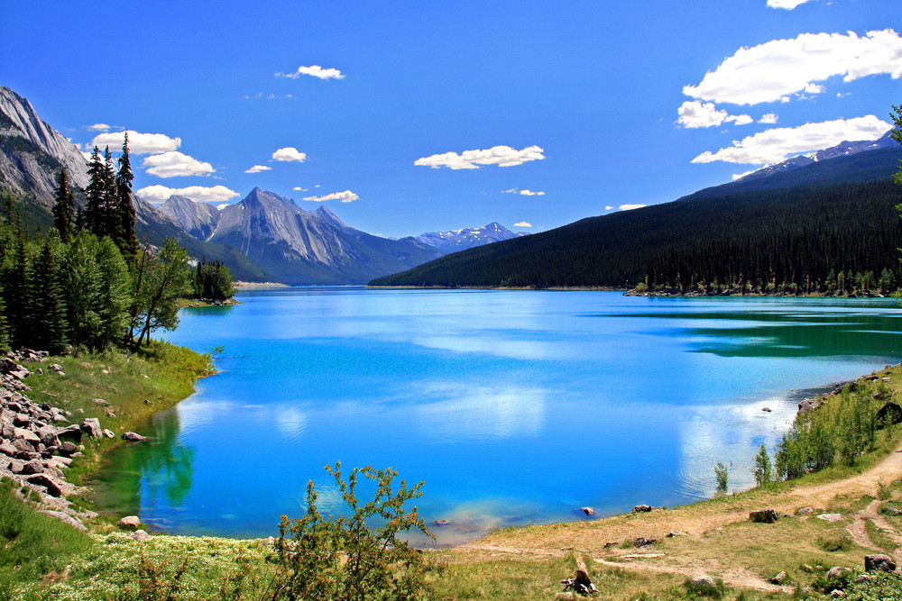 Medicine Lake in den Rocky Mountains