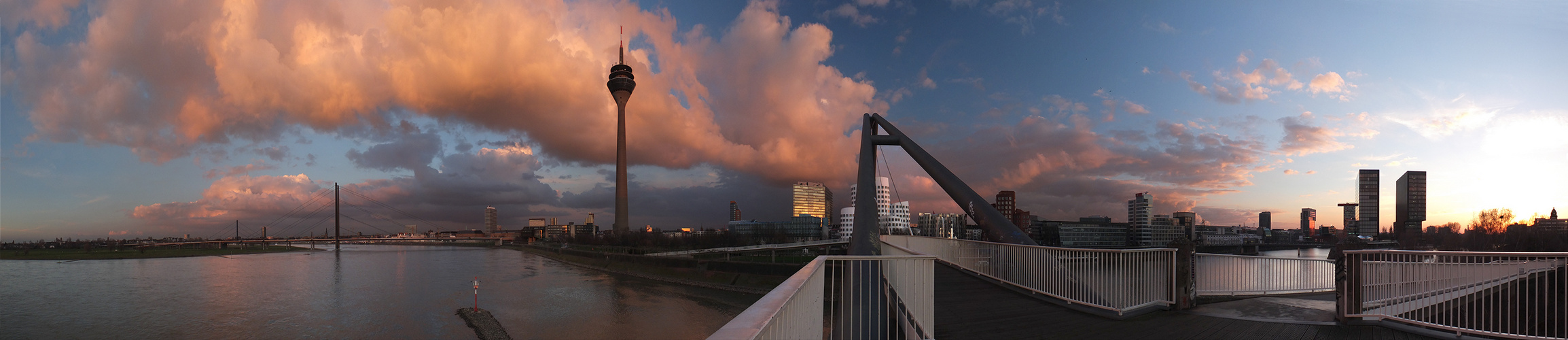 Medienhafen am Abend