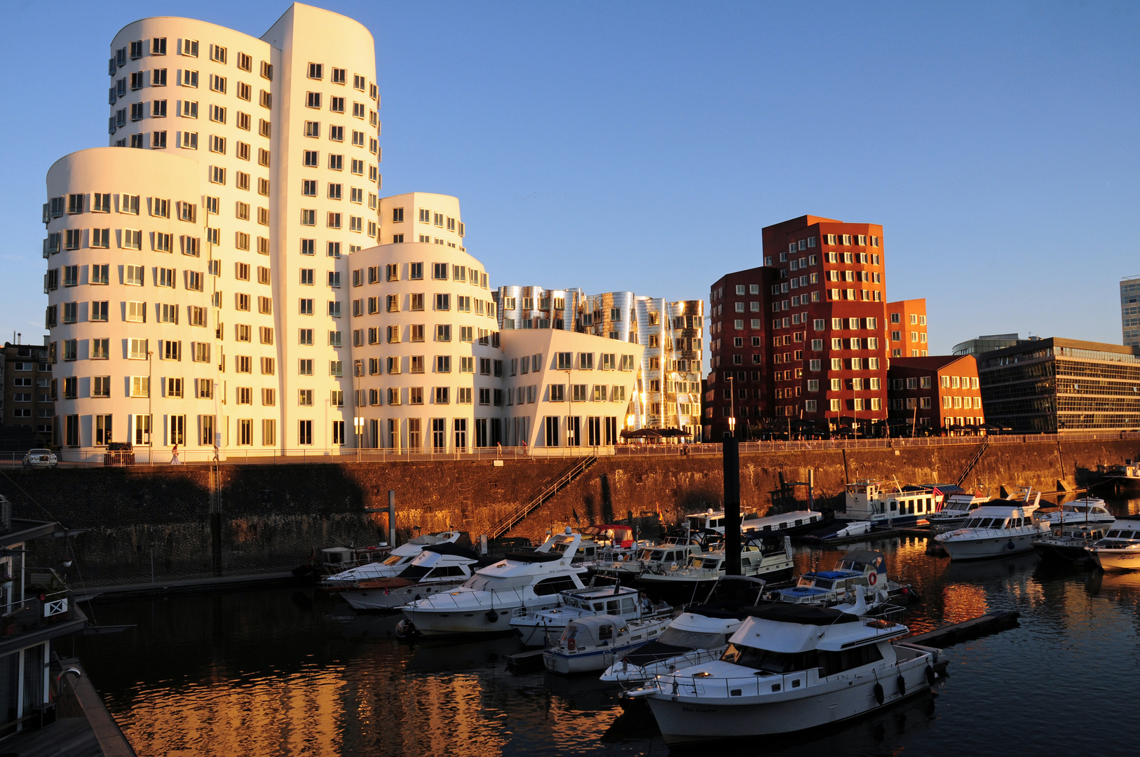 Medienhafen bei Dämmerung