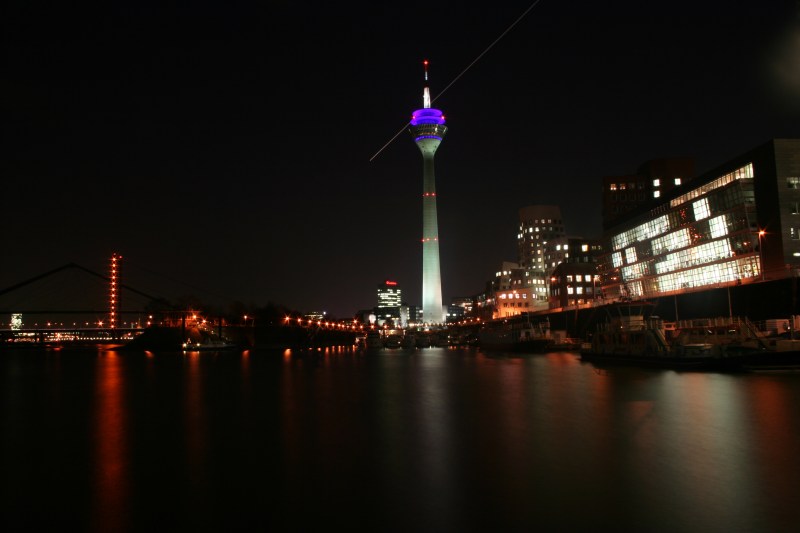 Medienhafen bei Nacht mit Sternschnuppe