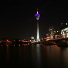 Medienhafen bei Nacht mit Sternschnuppe