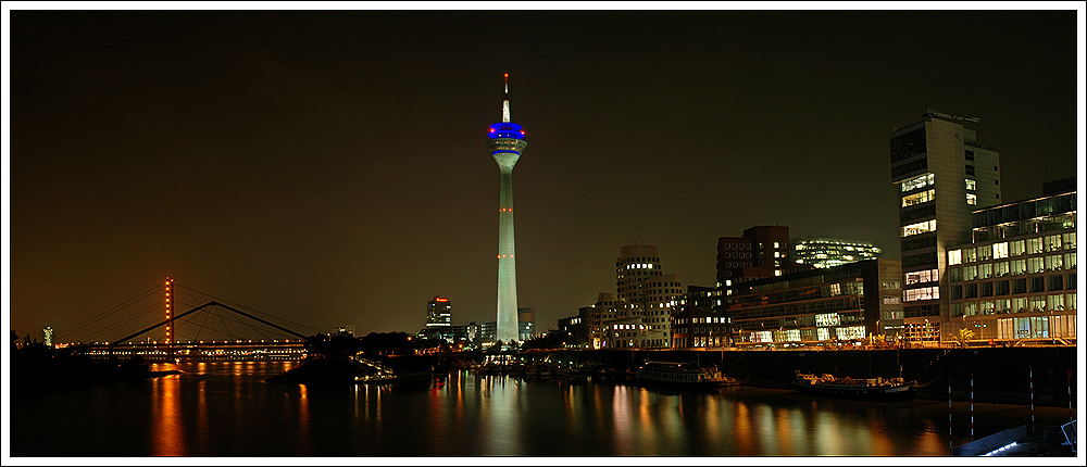 Medienhafen bei Nacht (Panorama)