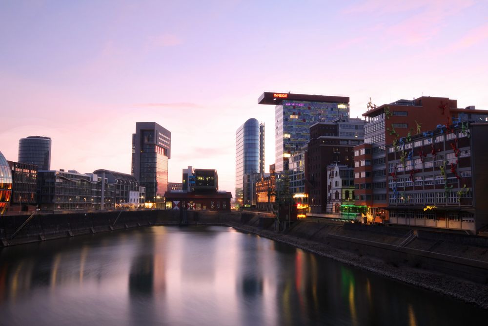 Medienhafen bei Sonnenuntergang.