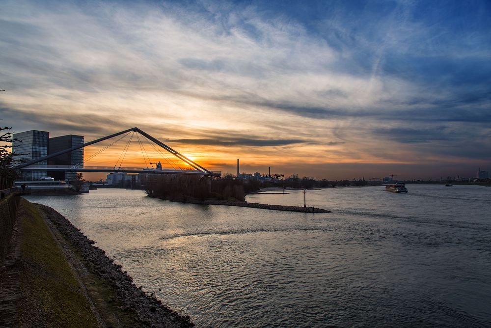 Medienhafen bei Sonnenuntergang -/-