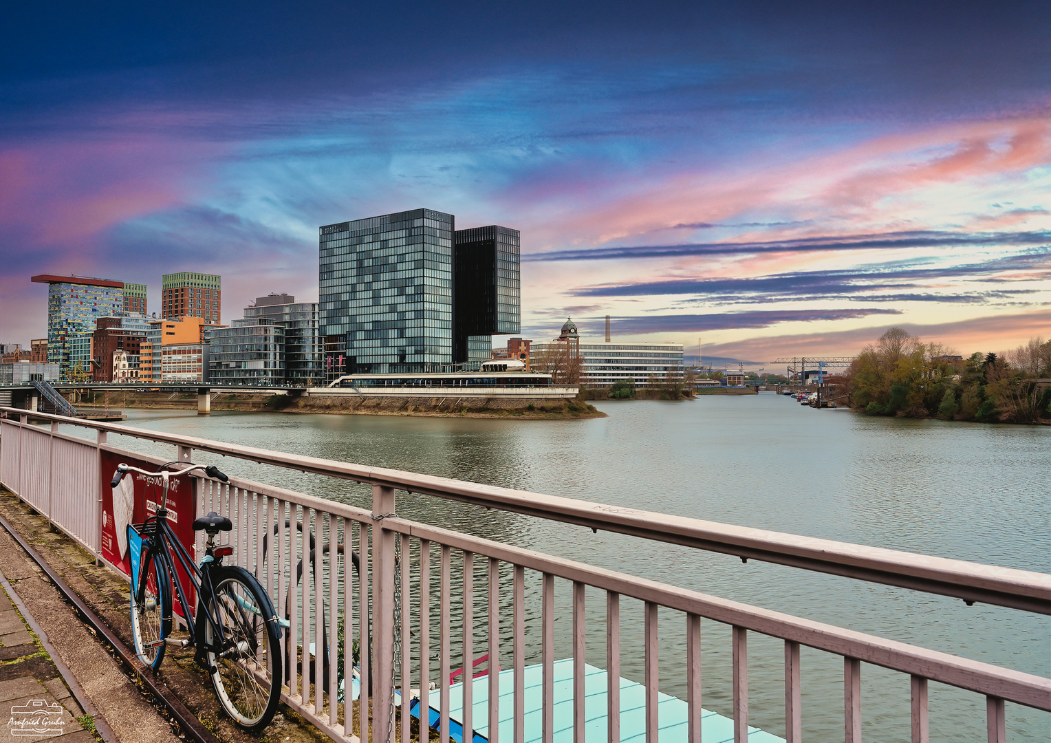 Medienhafen Düsseldorf am Sonntag Nachmittag