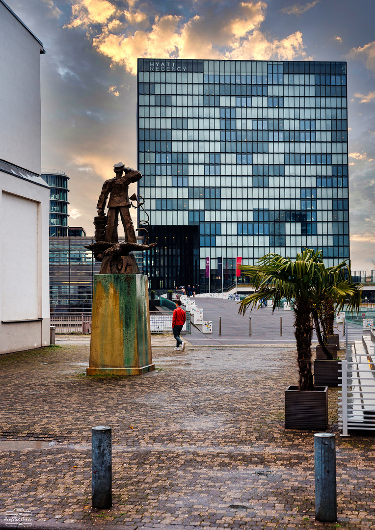 Medienhafen Düsseldorf am verregneten Sonntag