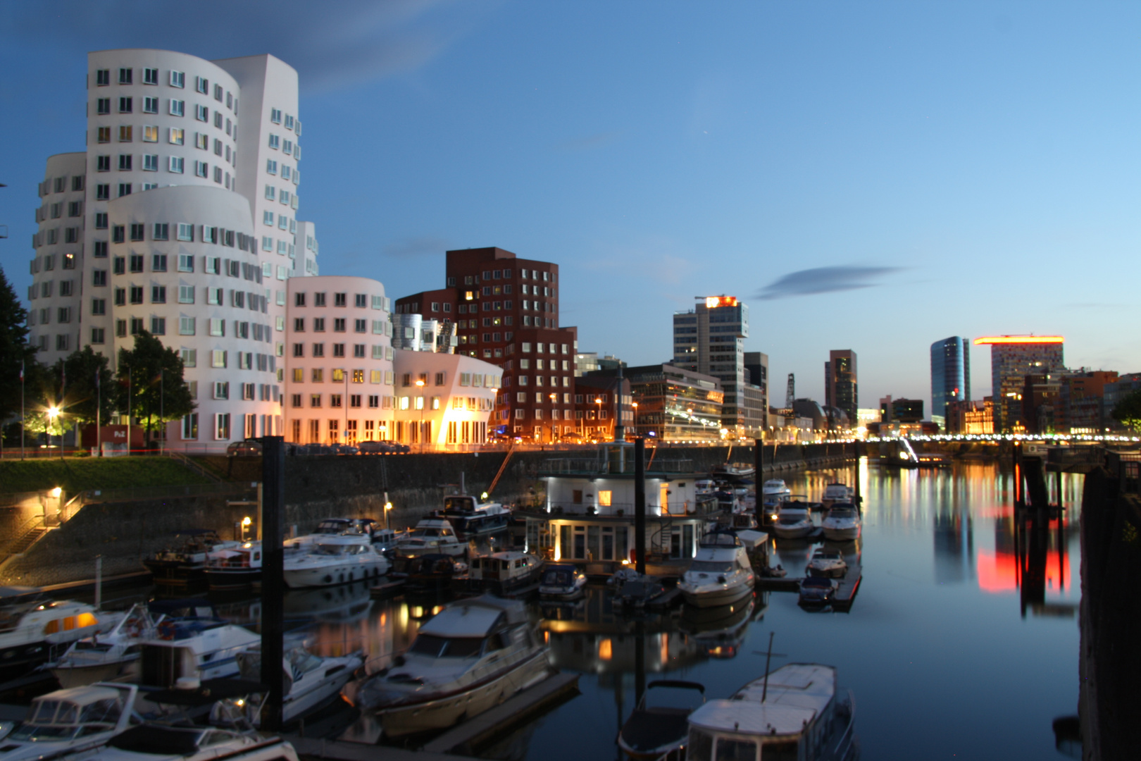 Medienhafen Düsseldorf bei Nacht