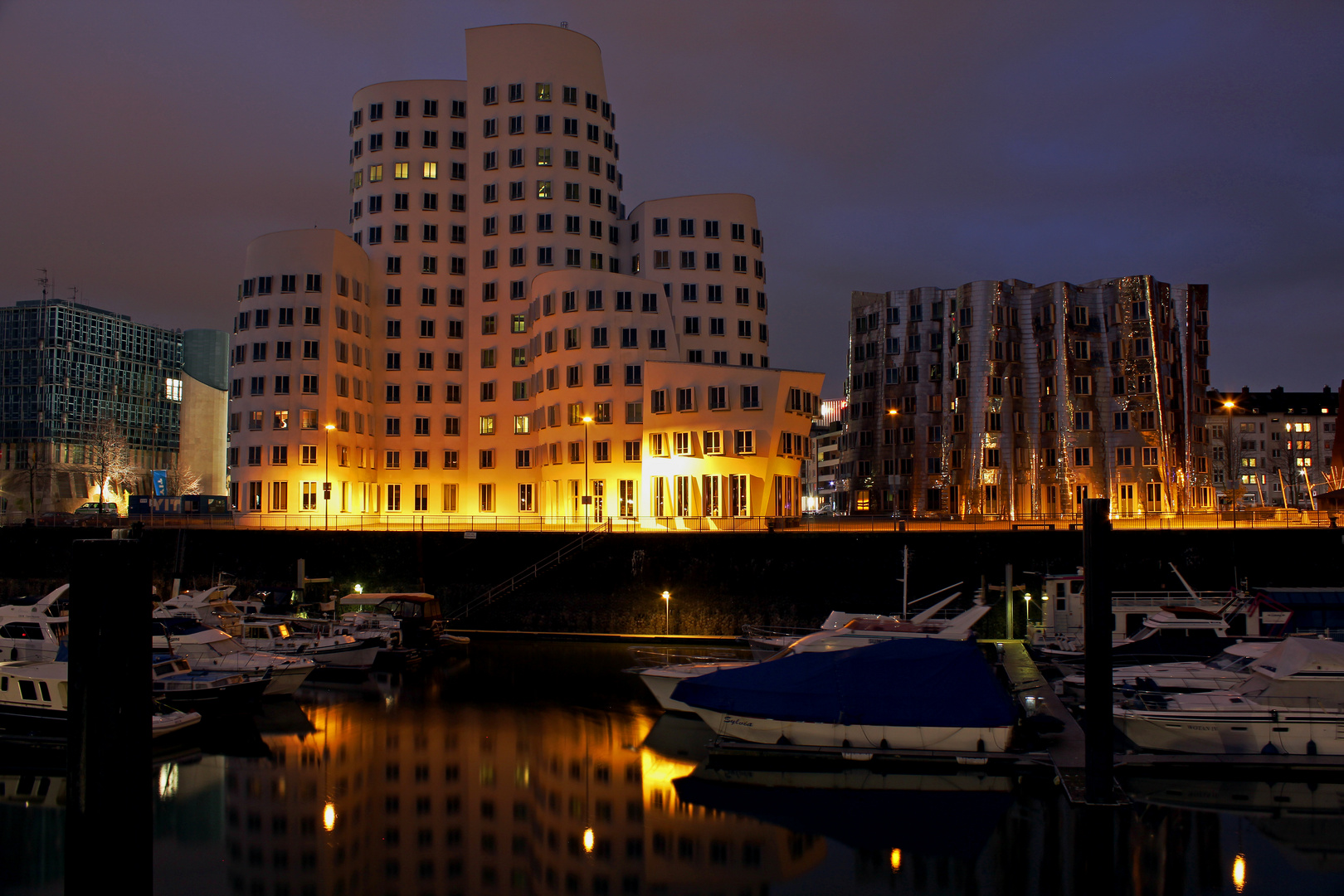 Medienhafen Düsseldorf bei Nacht