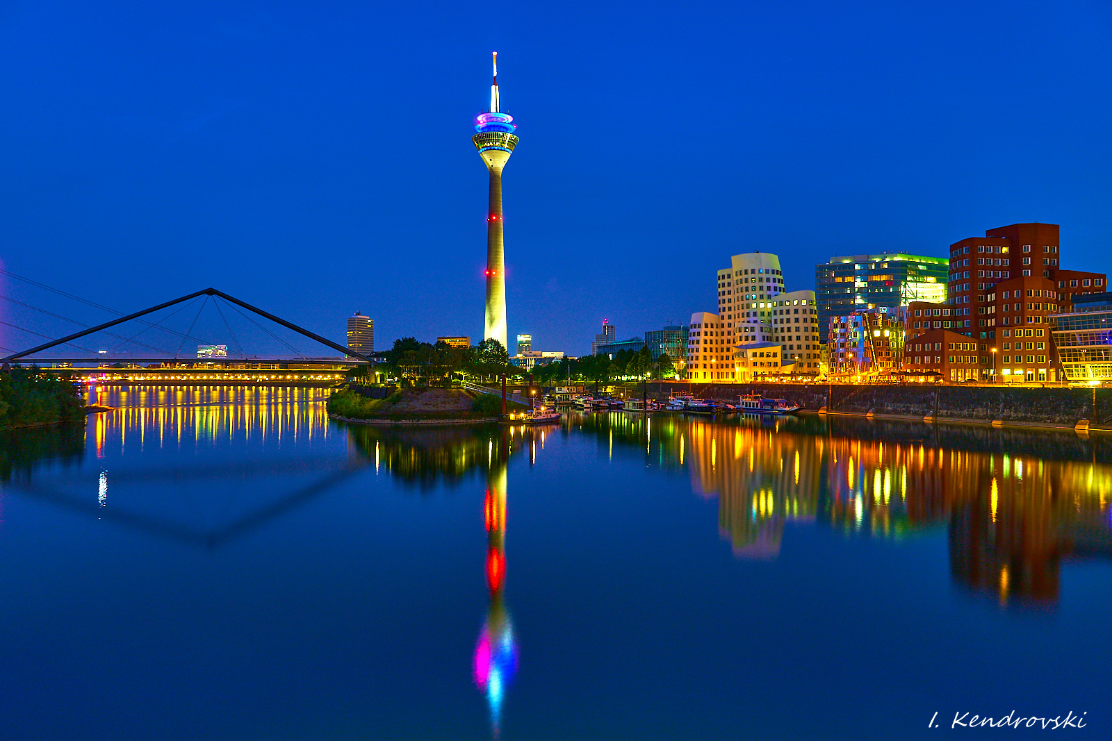 Medienhafen Düsseldorf bei Nacht