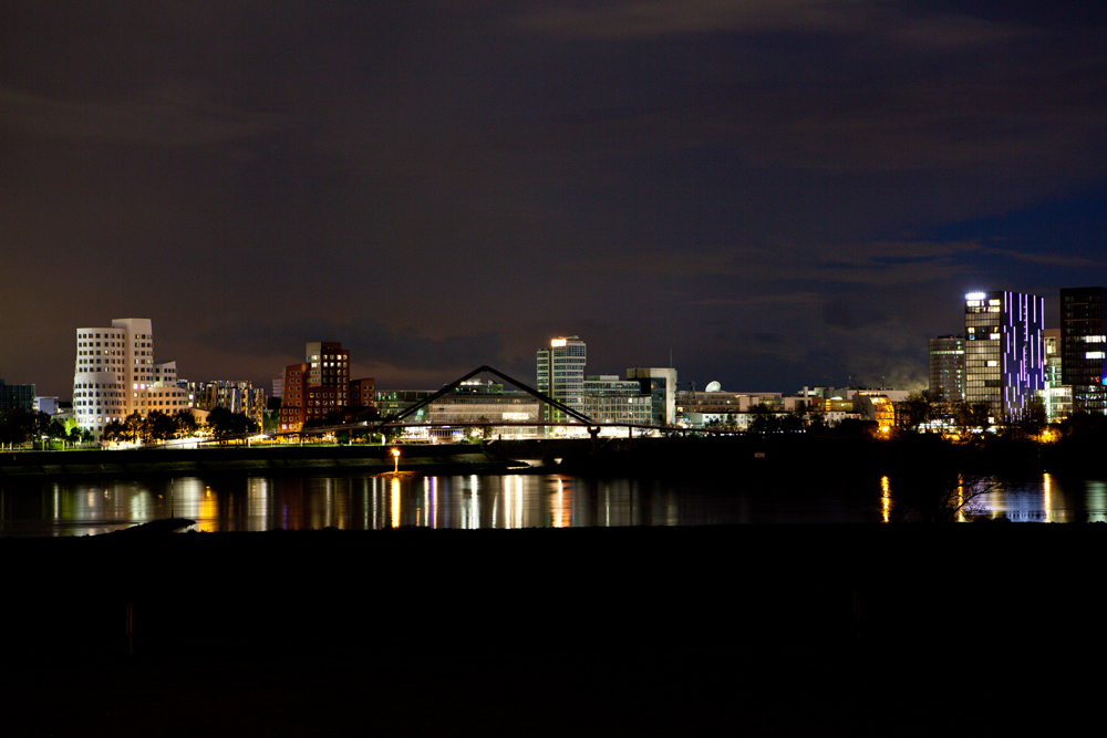 Medienhafen Düsseldorf bei Nacht