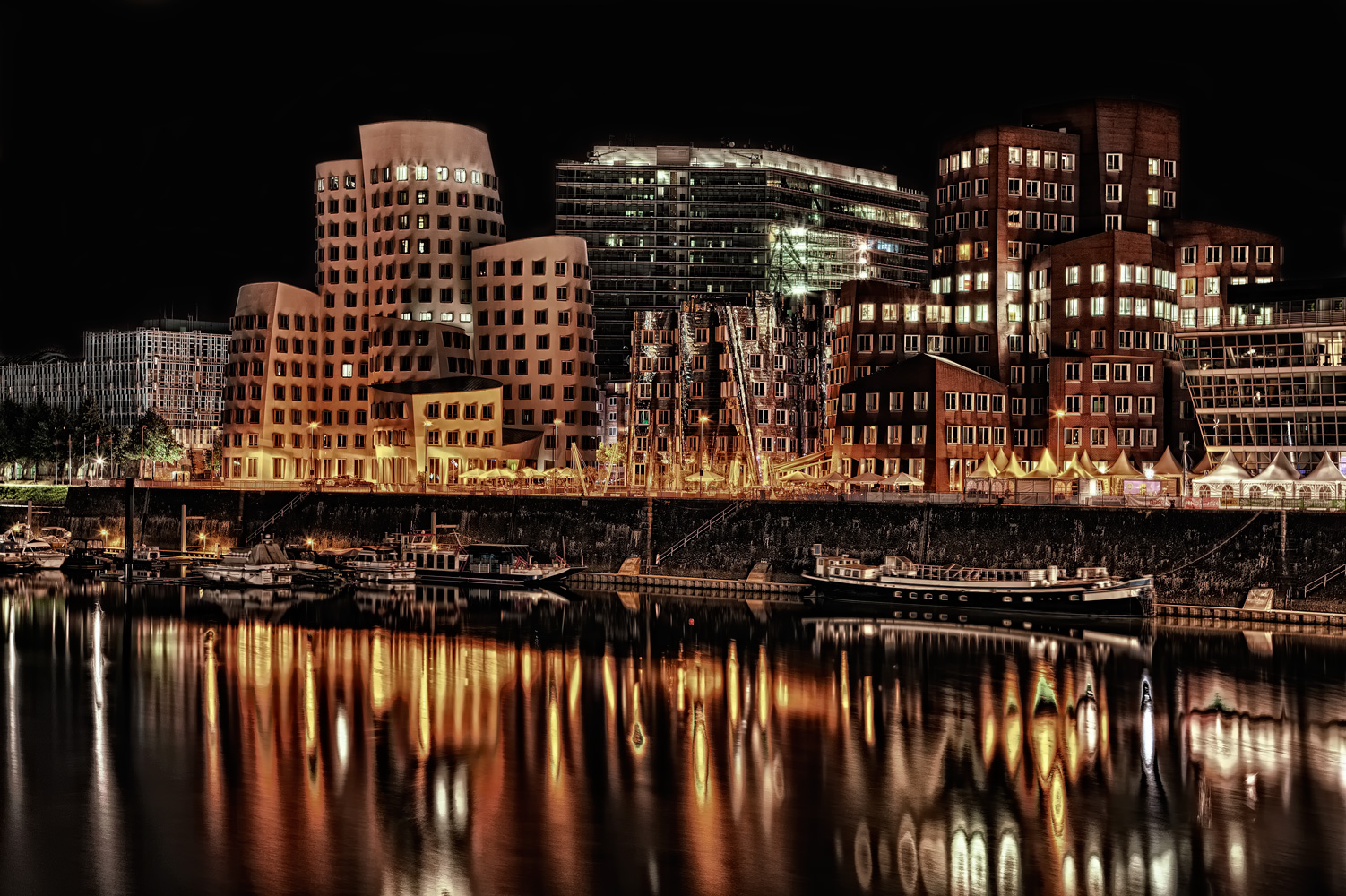 Medienhafen Düsseldorf bei Nacht