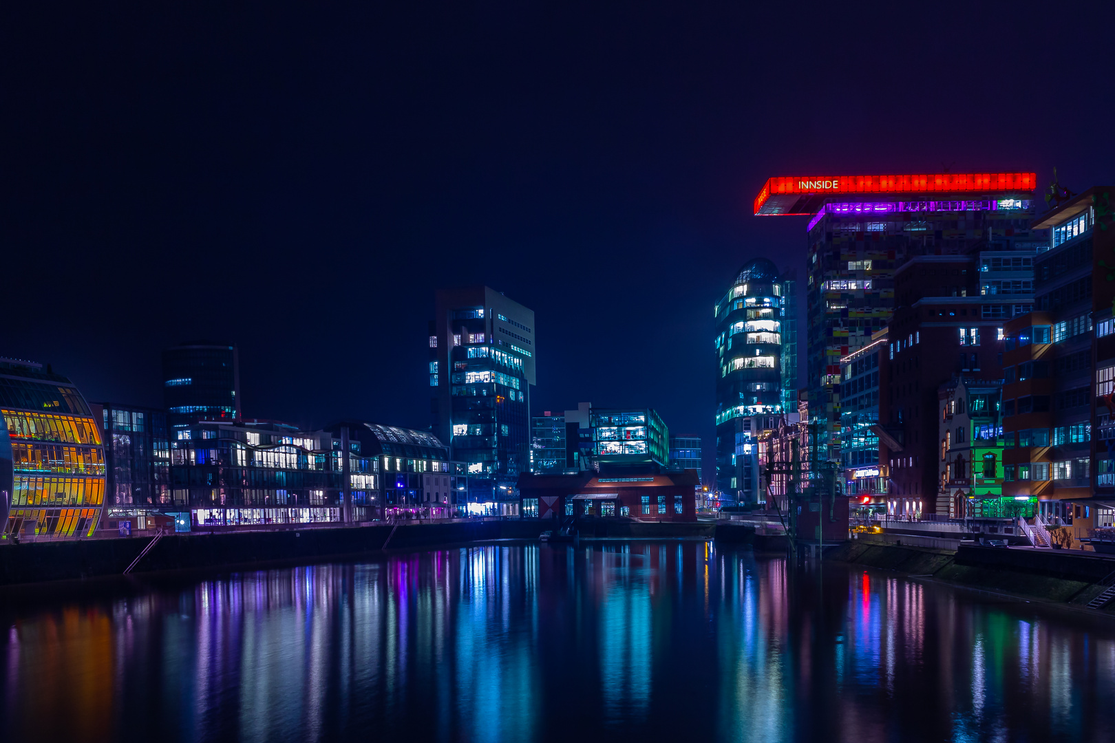 Medienhafen Düsseldorf bei Nacht