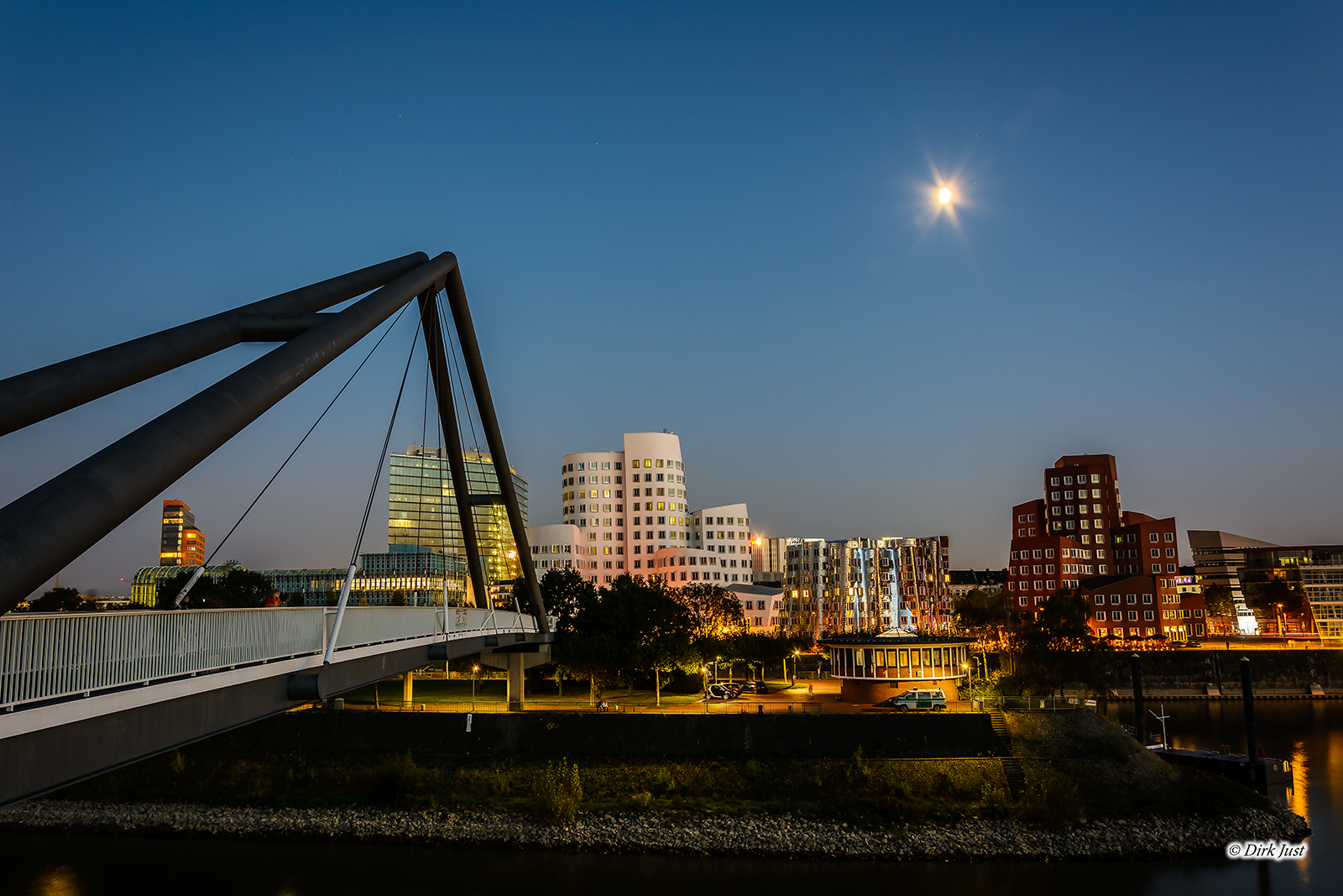 Medienhafen Düsseldorf, blaue Stunde