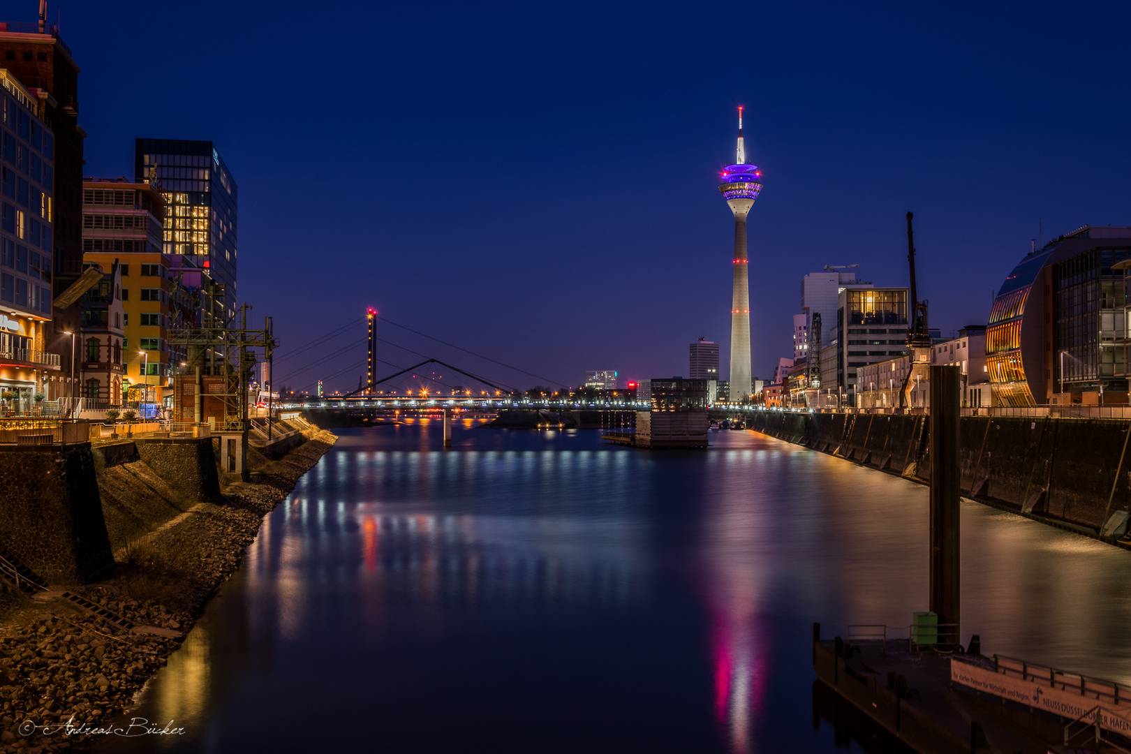 Medienhafen Düsseldorf - Blick auf den Rheinturm