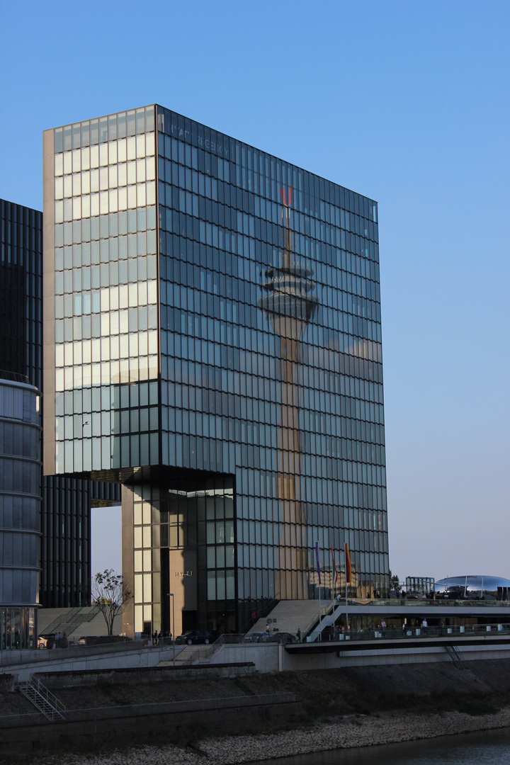 Medienhafen Düsseldorf Hyatt Hotel mit Rheinturm