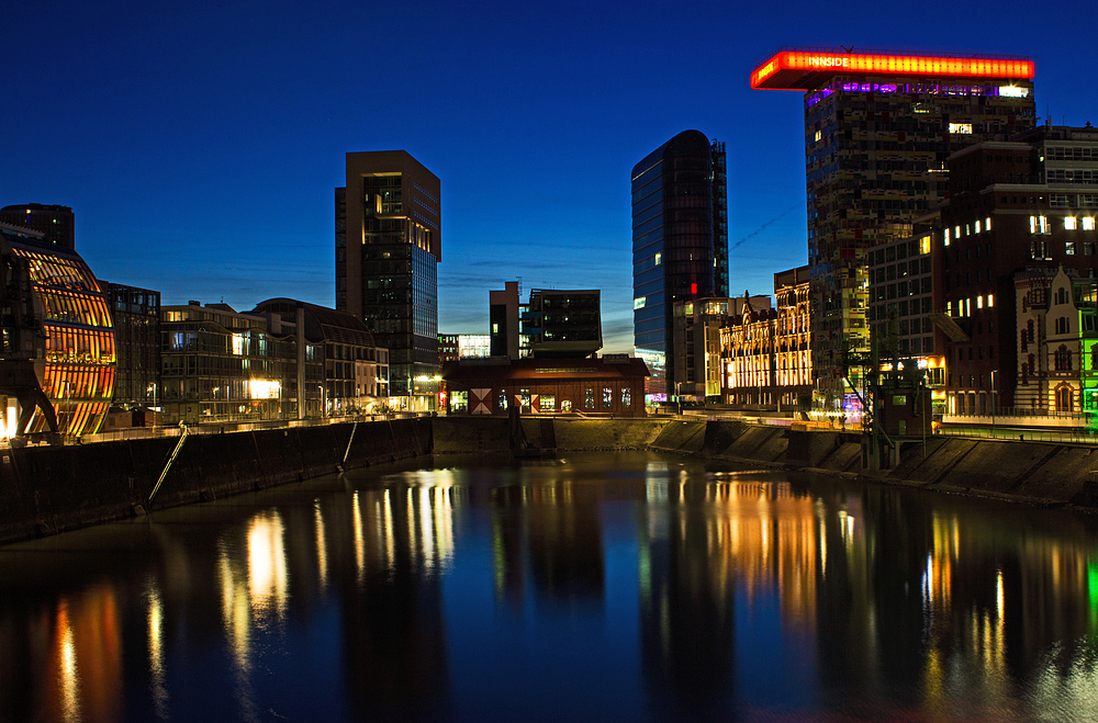 Medienhafen Düsseldorf in der blauen Stunde