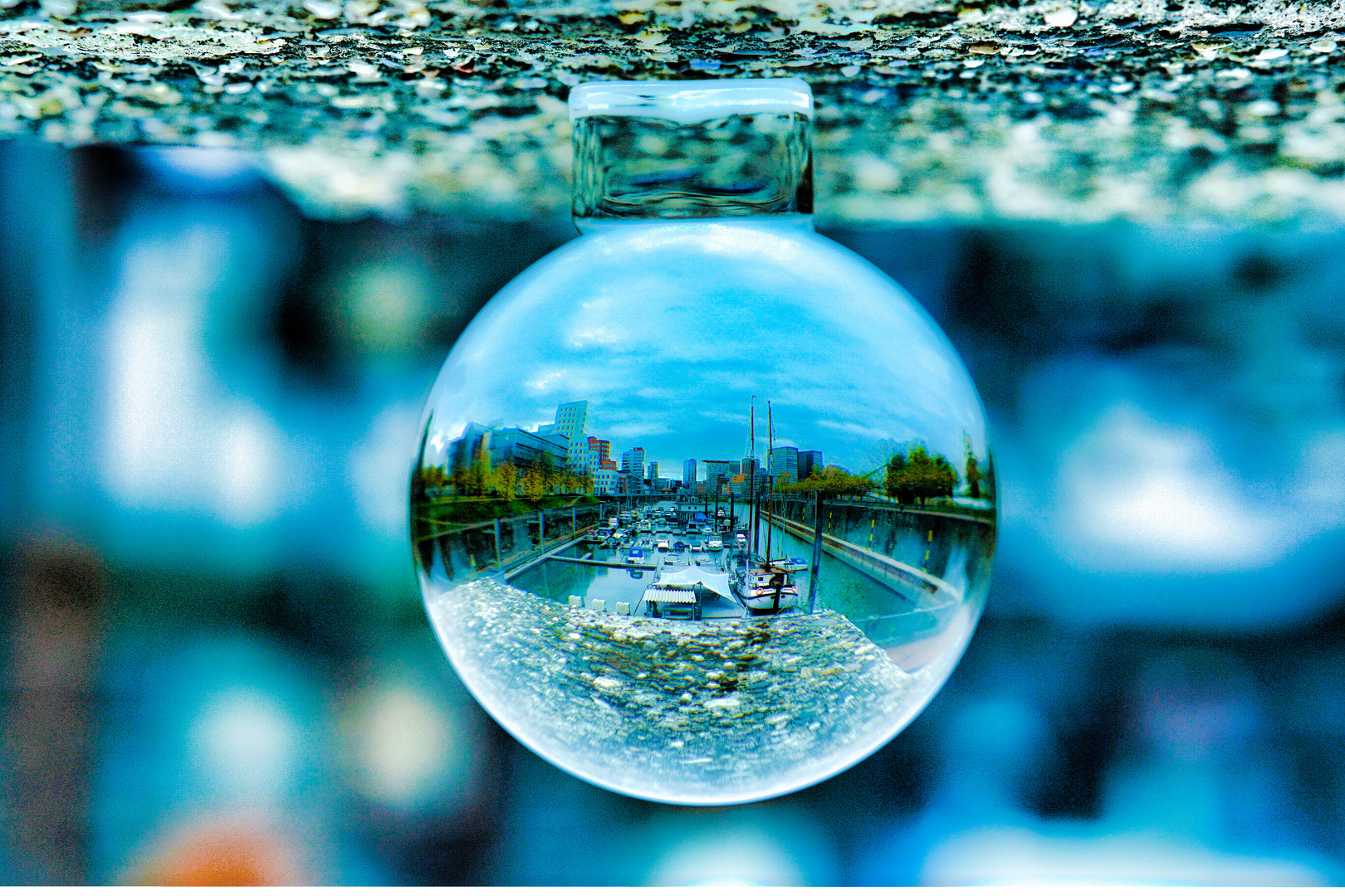 Medienhafen Düsseldorf in der Glaskugel