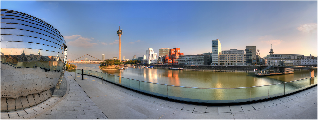 Medienhafen Düsseldorf mit Champagner Lounge