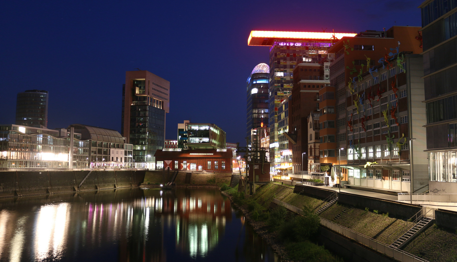 Medienhafen Düsseldorf Nachts im Sommer