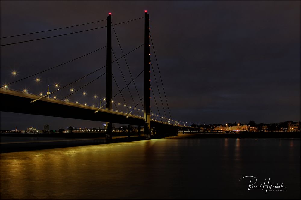 Medienhafen Düsseldorf .... Rheinkniebrücke