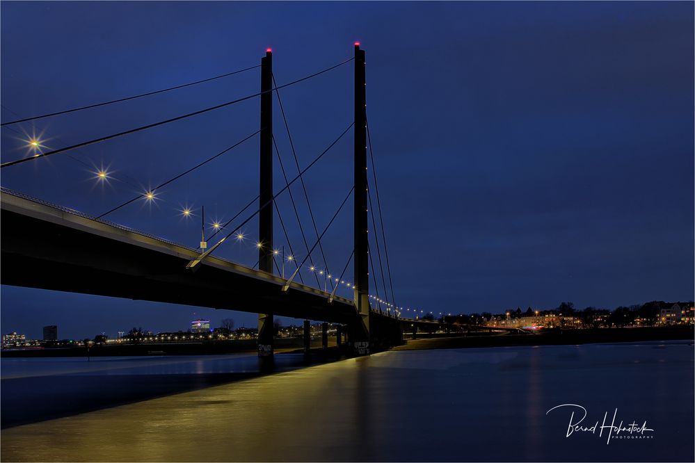 Medienhafen Düsseldorf .... Rheinkniebrücke