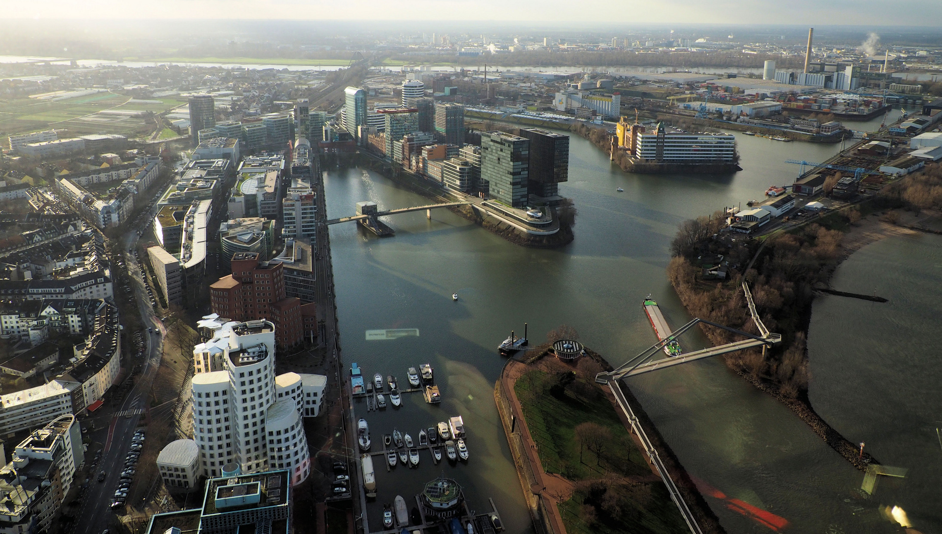 Medienhafen Düsseldorf vom Rheinturm aus...