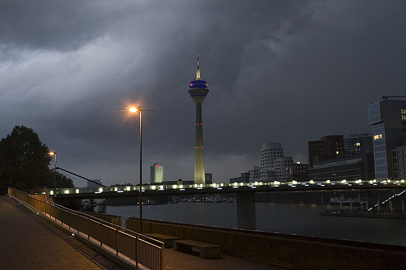 Medienhafen Düsseldorf vor dem Gewitter