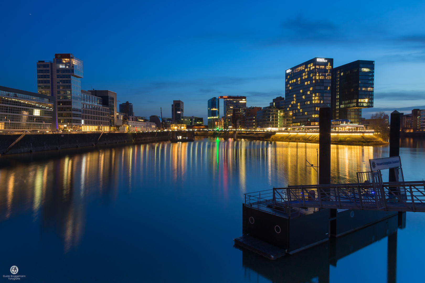 Medienhafen Düsseldorf zur blauen Stunde