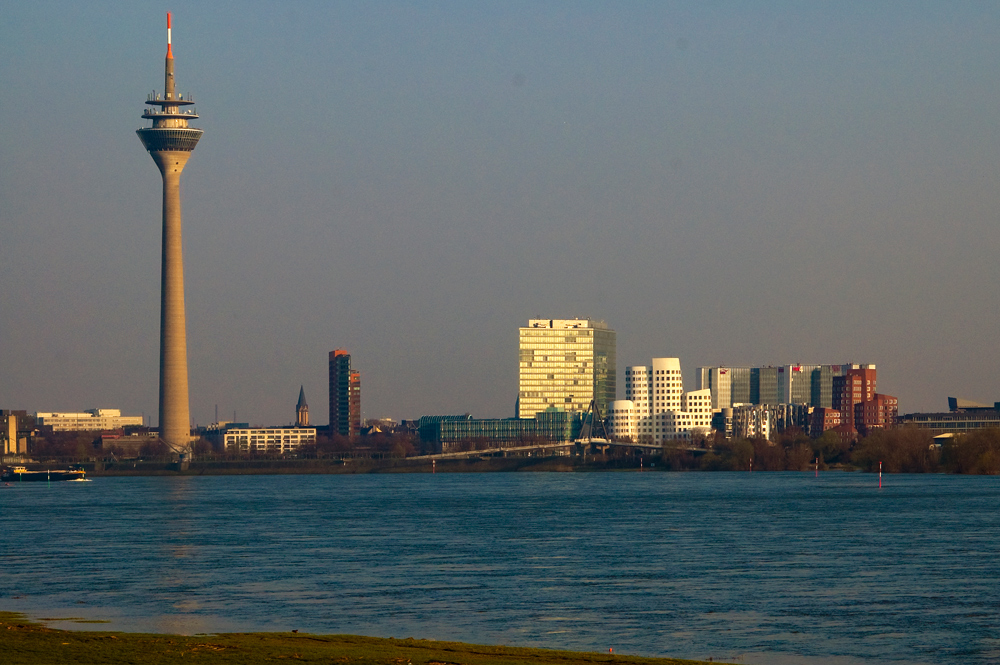 Medienhafen im Abendlicht vom Oberkassler Rheinufer