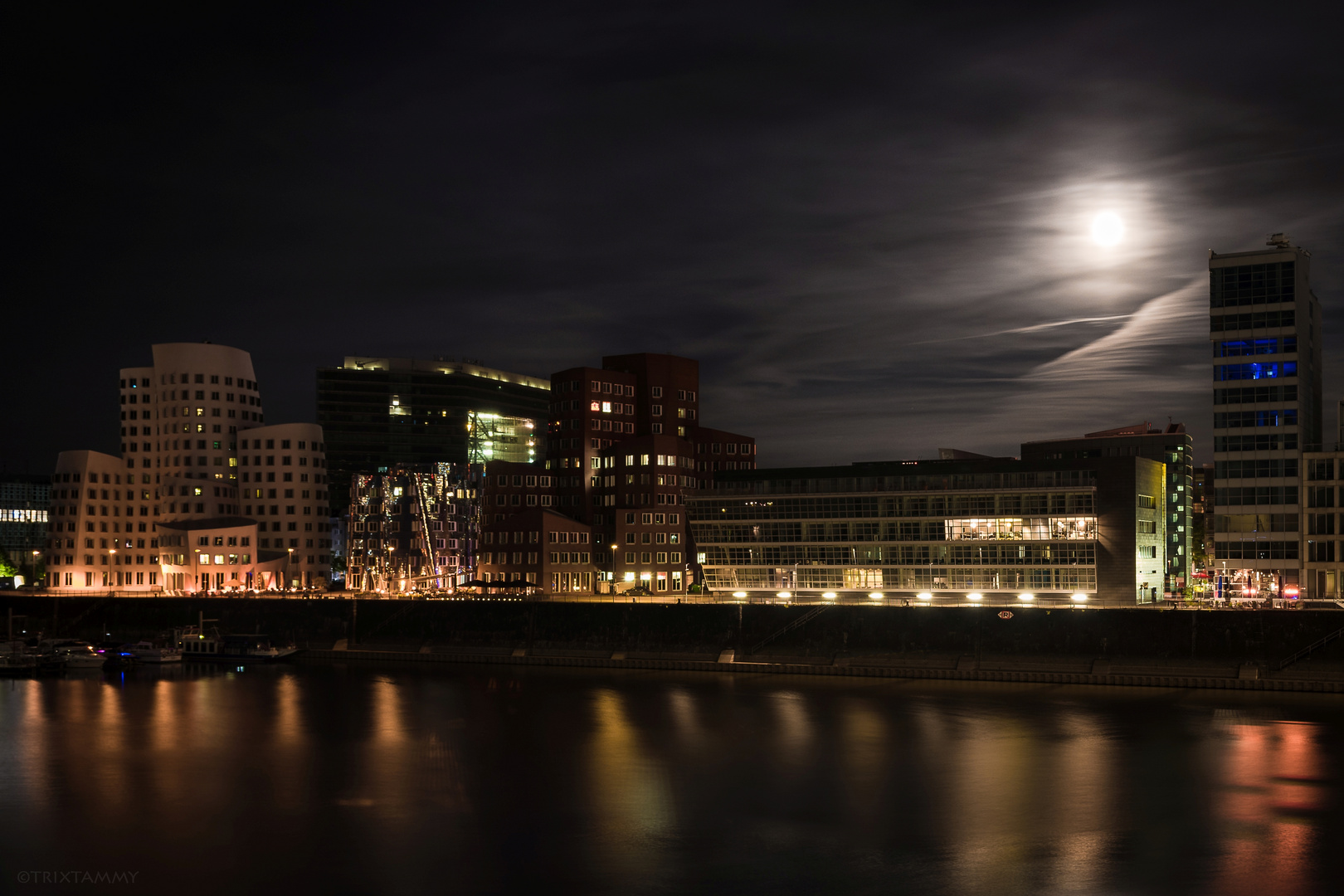 Medienhafen im Mondschein