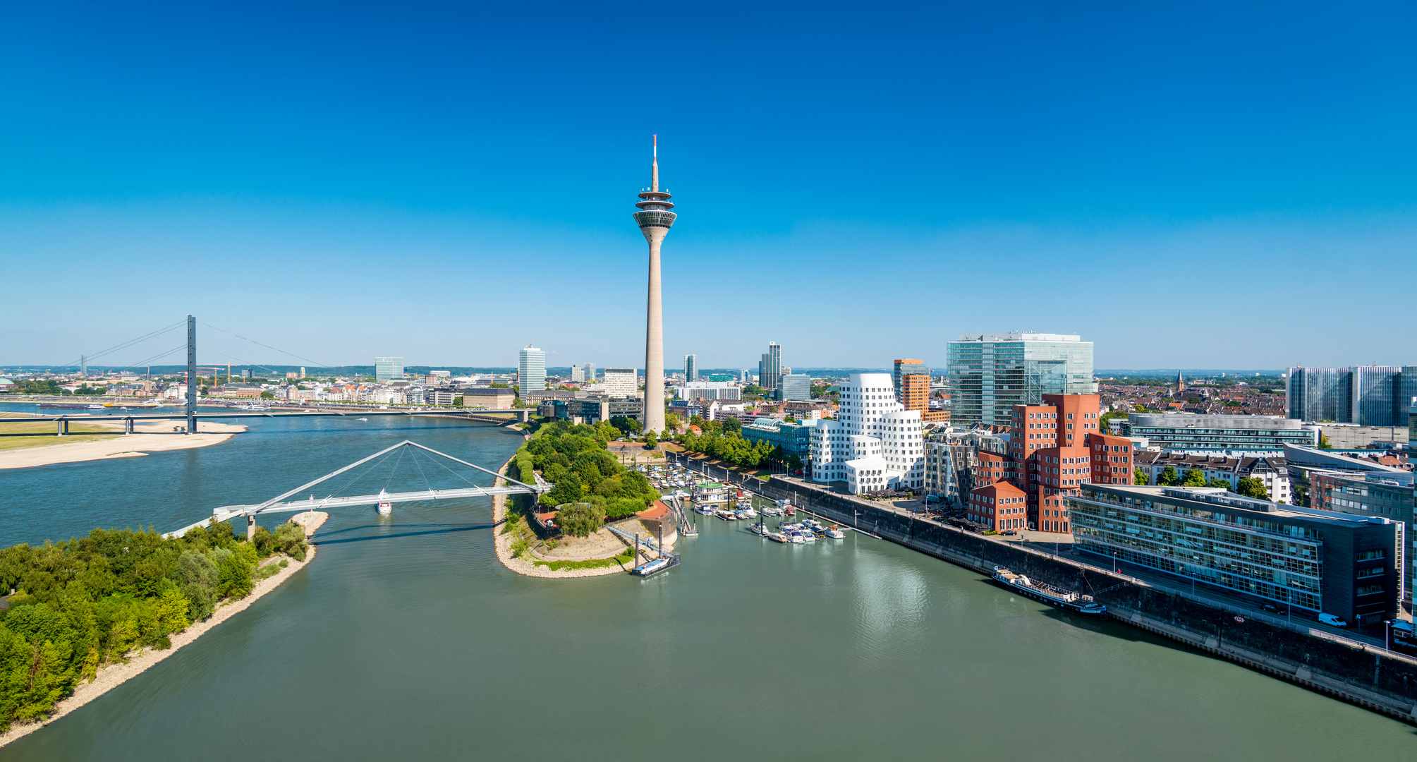 Medienhafen im Sommer