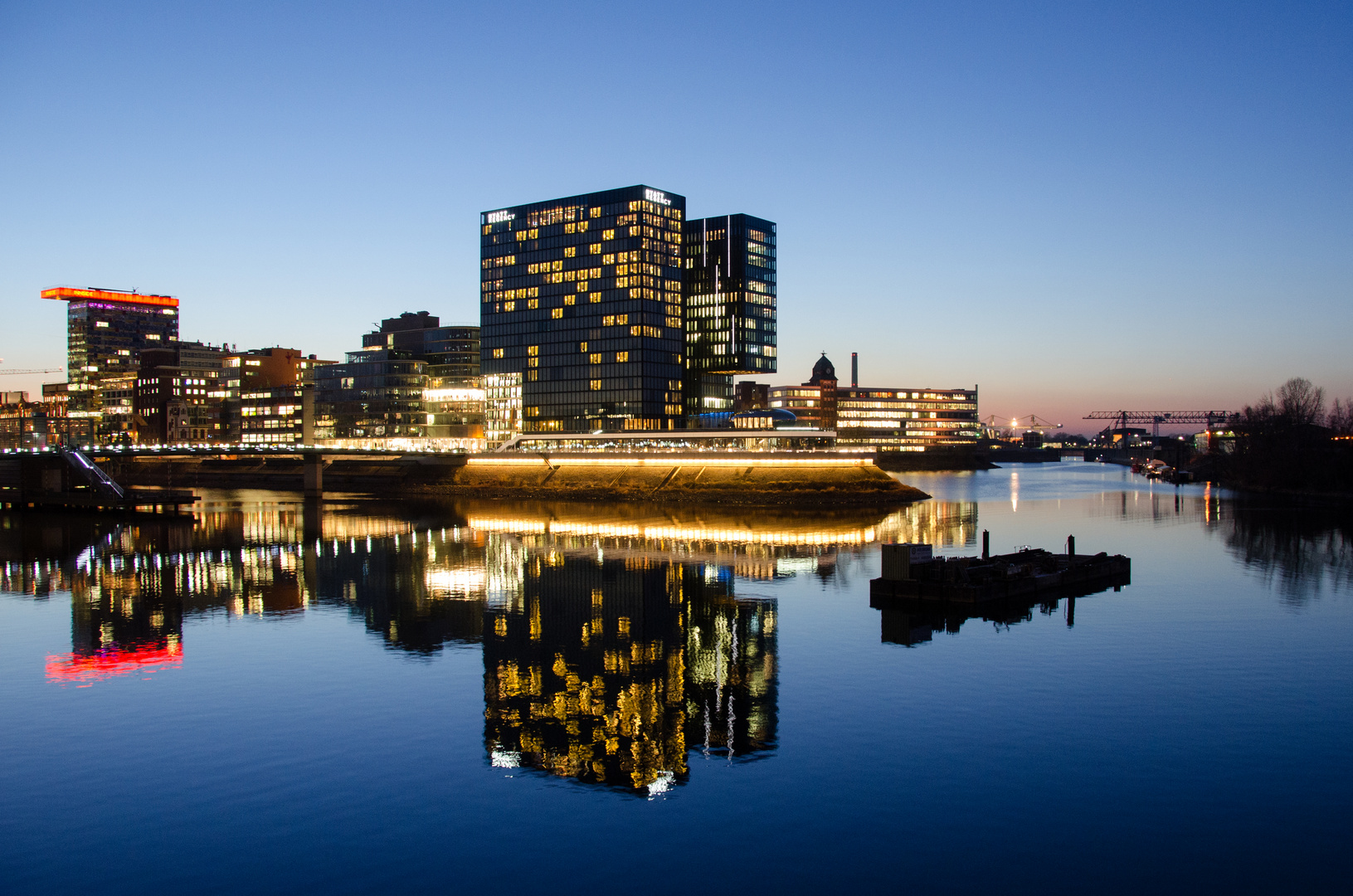 Medienhafen in blau