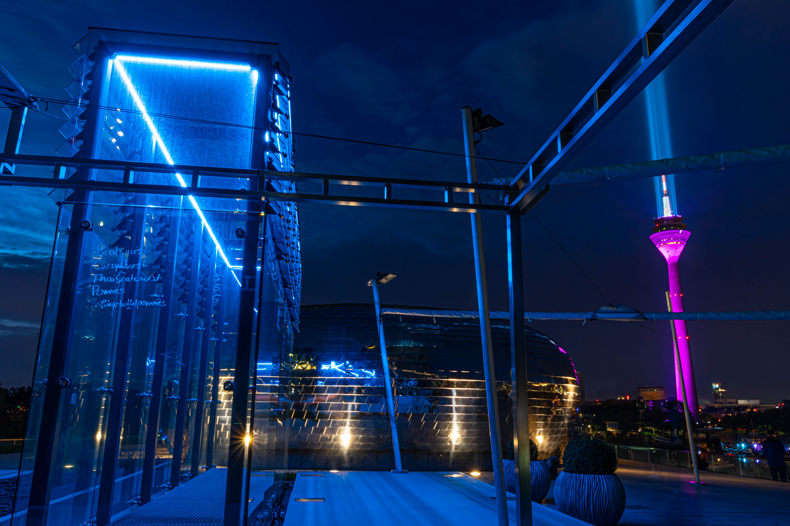 Medienhafen in Blau und Pink 