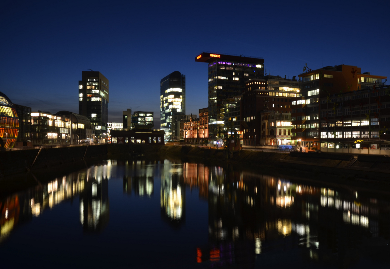 Medienhafen in der blauen Stunde