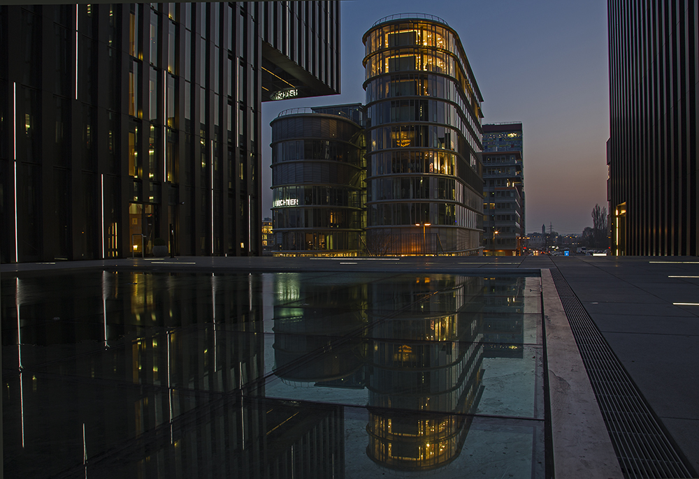 Medienhafen kurz nach Sonnenuntergang