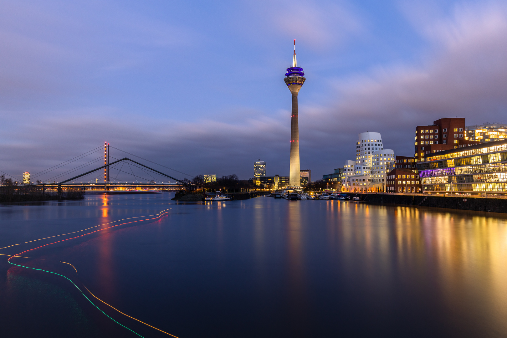 Medienhafen mit Lichtstreifen