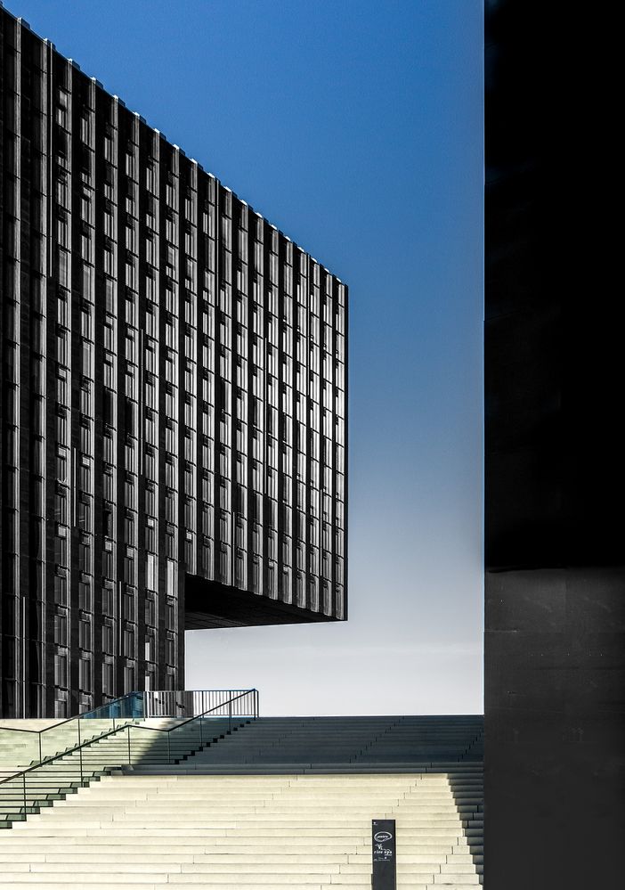 Medienhafen mit Treppe am Hyatt