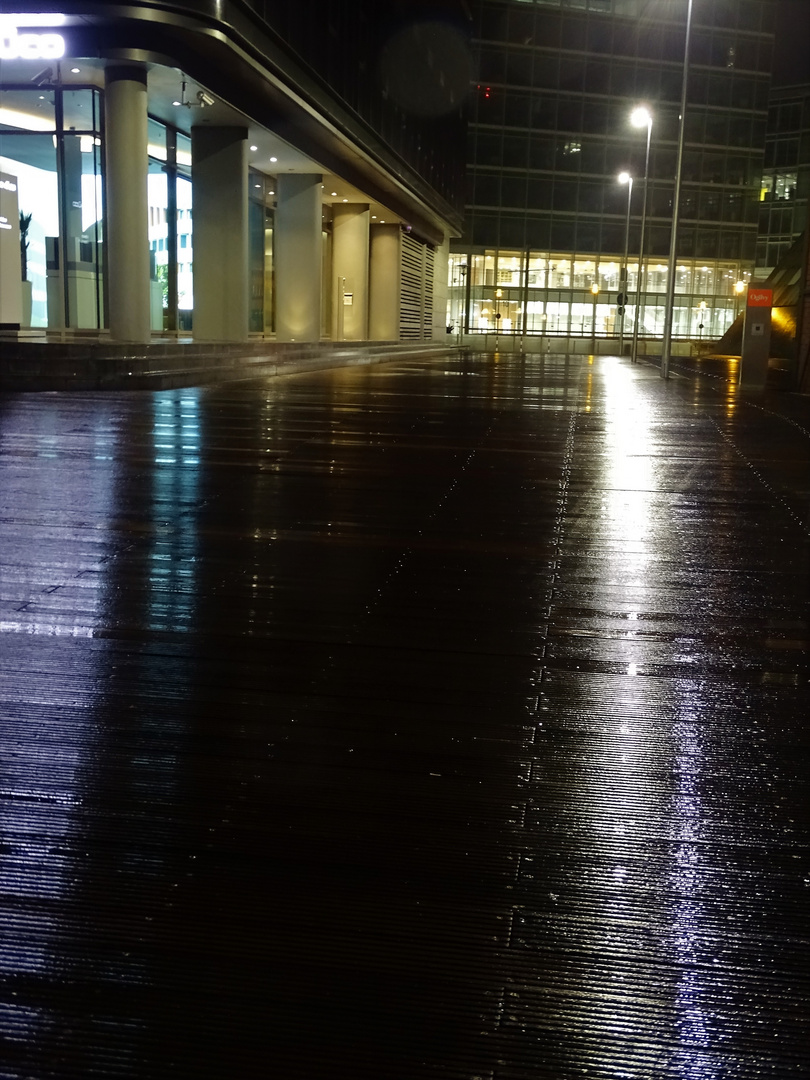 Medienhafen nachts im Regen