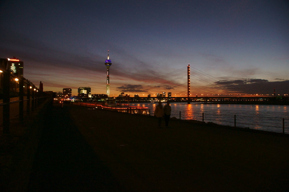 Medienhafen & Rheinufer im Sonnenuntergang