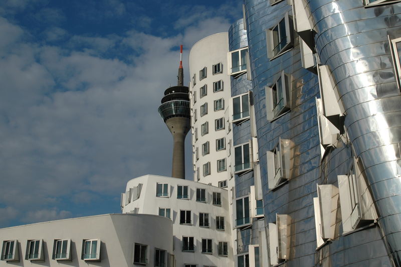 Medienhafen und Fernsehturm Düsseldorf Ende Juni 2007