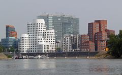 Medienhafen von der Wasserseite aus