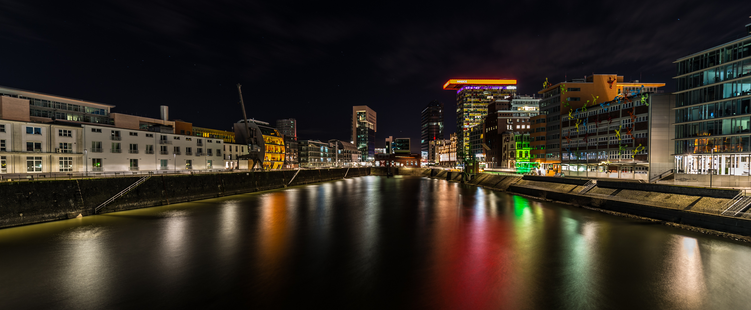 Medienhafen West. Nacht.