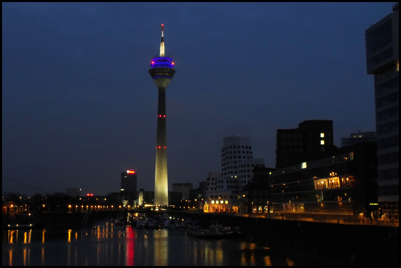 Medienhafen zur blauen Stunde