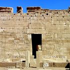 Medinet Habu (6) Blick auf die Südwand im Außenbereich des Tempels