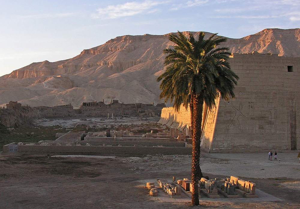 Medinet Habu (7).. ich liebe den Anblick kurz vor Sonnenuntergang in den thebanischen Bergen.