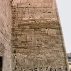 Medinet Habu (8) – an dieser monumentalen Reliefdarstellung sollte man nicht vorüber gehen…