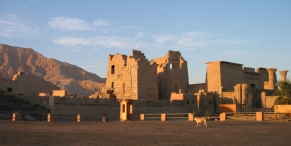 Medinet Habu erstrahlt in den letzten Sonnenstrahlen am Schönsten,